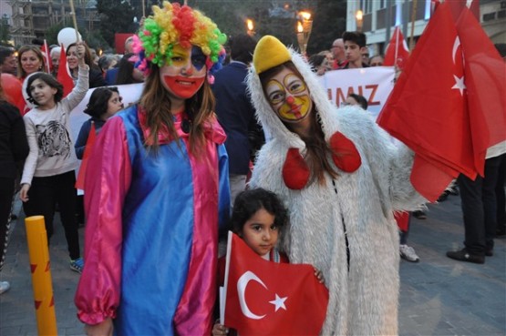 Uşak Halkı 23 Nisan'ı; Fener Alayı İle, Davul Zurna Eşliğinde Yürüyerek, Coşku İçinde Kutladı