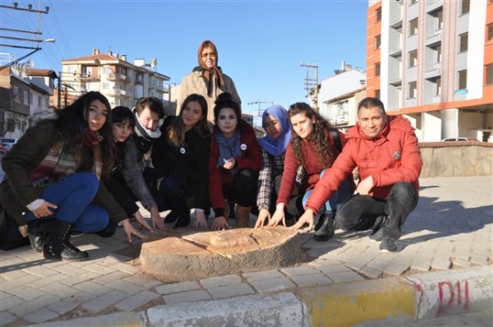 Uşaklı Çevrecilereden sert tepki; bu ağacı kesenlerin de, kesilmesine karar verenlerin de elleri kurusun!