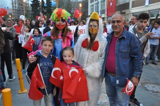 Uşak Halkı 23 Nisan'ı; Fener Alayı İle, Davul Zurna Eşliğinde Yürüyerek, Coşku İçinde Kutladı