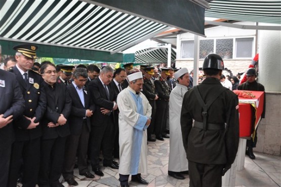 Uşak'ta mahşeri kalabalık şehidini toprağa verirken adeta bağrına bastı!