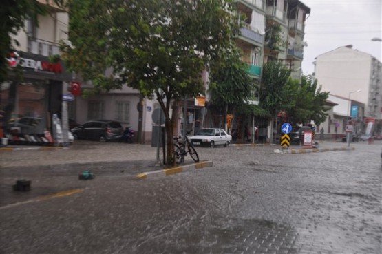 Belediye Başkanı gülücükler saçadursun; şehir resmen dökülüyor!