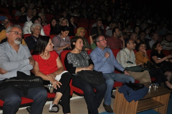 Medical Park Tiyatro Kulübü'ne Uşak’lılardan Tam Not!