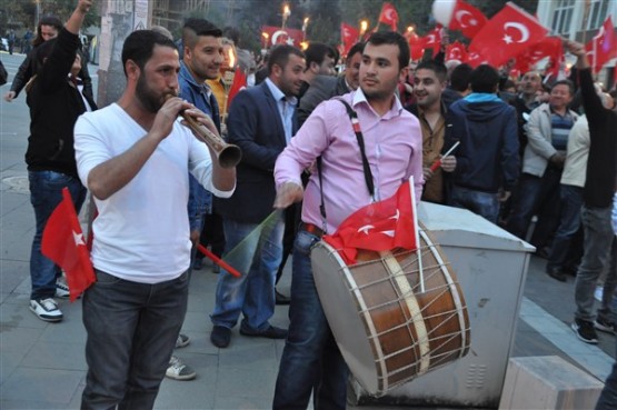 Uşak Halkı 23 Nisan'ı; Fener Alayı İle, Davul Zurna Eşliğinde Yürüyerek, Coşku İçinde Kutladı