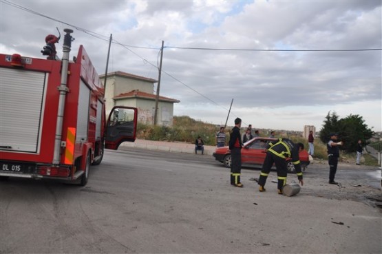 Otomobilin çarptığı süt kamyonu devrildi! 2 yaralı!