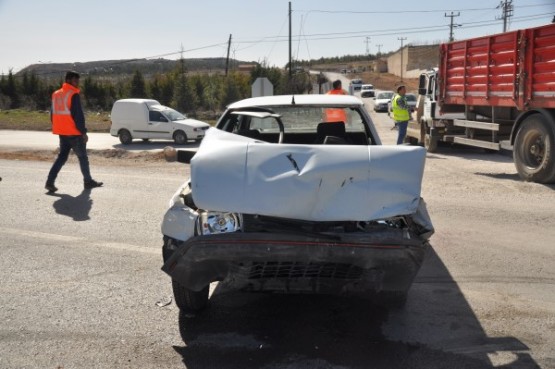 Sollama Yapmak İsterken Yola Çıkan Otomobille Çarpıştı!