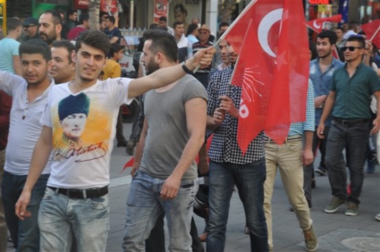 Gençlik Bayramı kutlaması, CHP Uşak Gençliği'nden geldi!