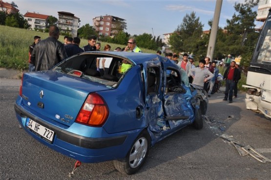 İşçi Servisi Önüne Çıkan Otomobile Çarptı! 1 Ölü