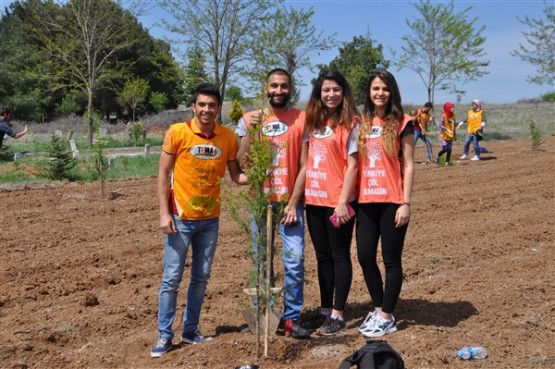 Yeşil Bir Uşak İçin TEMA Gönüllüleri Fidan Dikti!