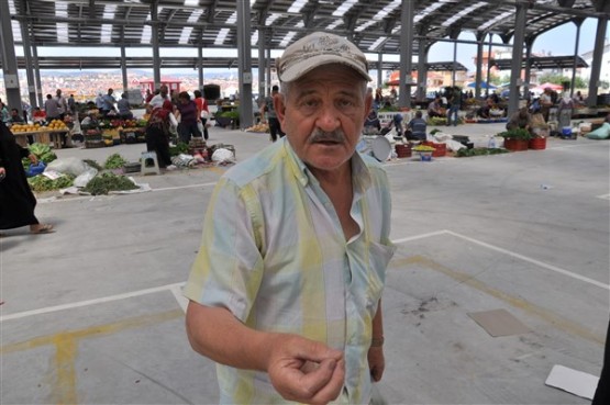 Uşak'ta yeni yapılan pazar yeri, esnafın işi bırakmasıyla bomboş kaldı!