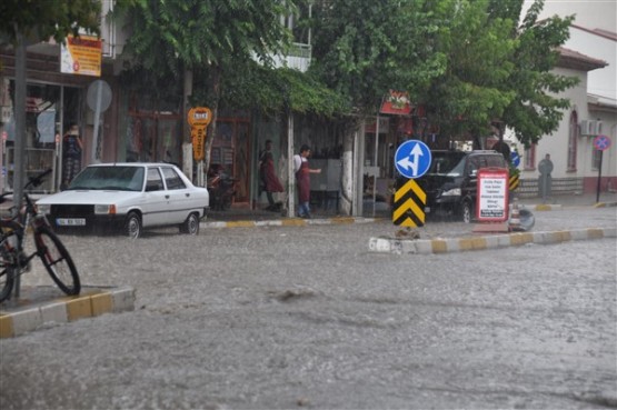 Belediye Başkanı gülücükler saçadursun; şehir resmen dökülüyor!