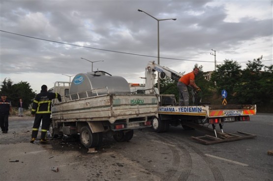 Otomobilin çarptığı süt kamyonu devrildi! 2 yaralı!