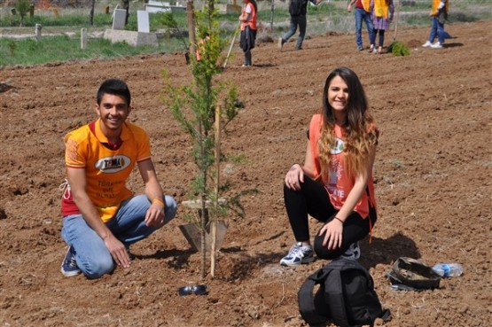 Yeşil Bir Uşak İçin TEMA Gönüllüleri Fidan Dikti!