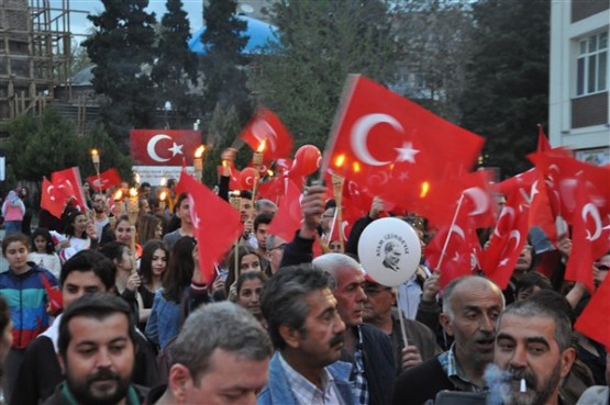 Uşak Halkı 23 Nisan'ı; Fener Alayı İle, Davul Zurna Eşliğinde Yürüyerek, Coşku İçinde Kutladı