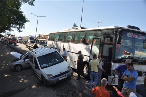 Uşak'ta zincirleme kaza! 15 araç birbirine girdi, 11 yaralı!