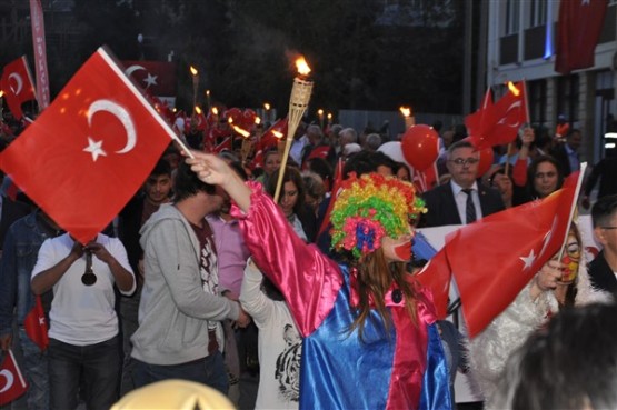 Uşak Halkı 23 Nisan'ı; Fener Alayı İle, Davul Zurna Eşliğinde Yürüyerek, Coşku İçinde Kutladı