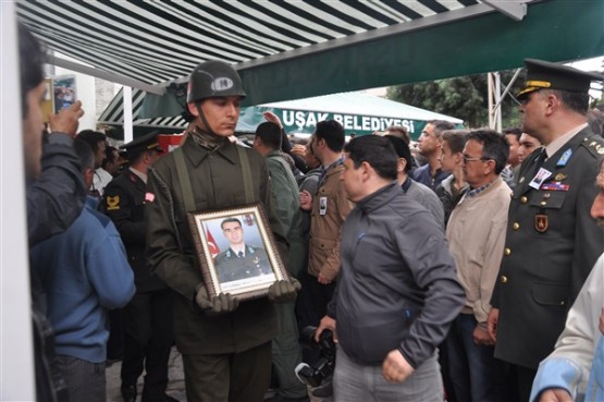 Uşak'ta mahşeri kalabalık şehidini toprağa verirken adeta bağrına bastı!