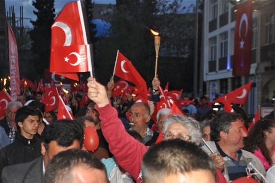 Uşak Halkı 23 Nisan'ı; Fener Alayı İle, Davul Zurna Eşliğinde Yürüyerek, Coşku İçinde Kutladı