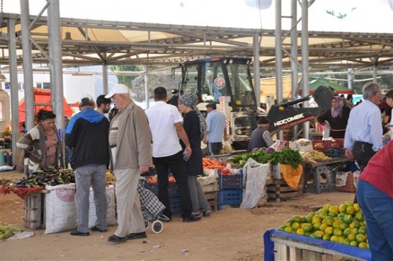 Belediye Başkan Vekili Hakan Uludağ Cumartesi günü pazar yok dedi, ne esnaf dinledi ne de halk!