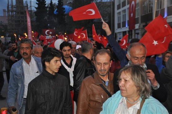 Uşak Halkı 23 Nisan'ı; Fener Alayı İle, Davul Zurna Eşliğinde Yürüyerek, Coşku İçinde Kutladı