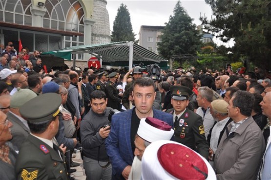 Uşak'ta mahşeri kalabalık şehidini toprağa verirken adeta bağrına bastı!