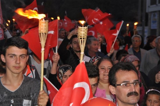 Uşak Halkı 23 Nisan'ı; Fener Alayı İle, Davul Zurna Eşliğinde Yürüyerek, Coşku İçinde Kutladı