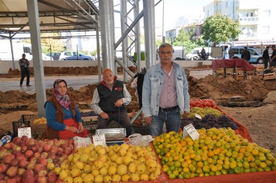 Belediye Başkan Vekili Hakan Uludağ Cumartesi günü pazar yok dedi, ne esnaf dinledi ne de halk!