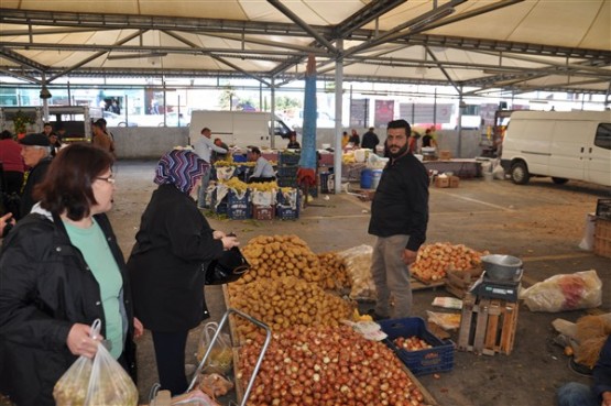 Belediye Başkan Vekili Hakan Uludağ Cumartesi günü pazar yok dedi, ne esnaf dinledi ne de halk!