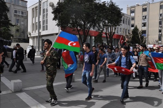 Azeri Öğrenciler Azerbaycan'daki Şehitlerini Andı!