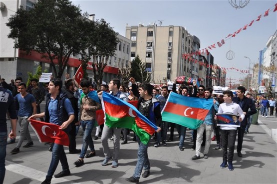 Azeri Öğrenciler Azerbaycan'daki Şehitlerini Andı!