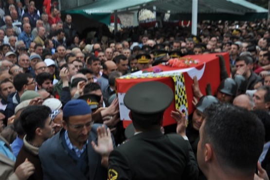 Uşak'ta mahşeri kalabalık şehidini toprağa verirken adeta bağrına bastı!