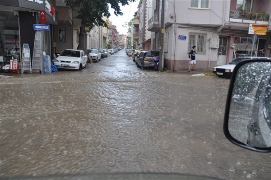 Belediye Başkanı gülücükler saçadursun; şehir resmen dökülüyor!