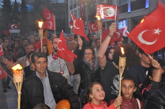 Uşak Halkı 23 Nisan'ı; Fener Alayı İle, Davul Zurna Eşliğinde Yürüyerek, Coşku İçinde Kutladı