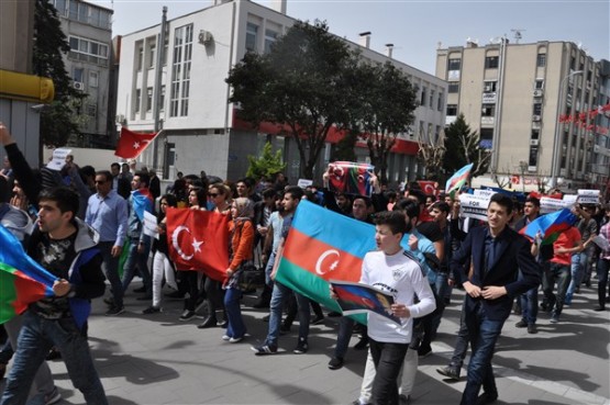 Azeri Öğrenciler Azerbaycan'daki Şehitlerini Andı!