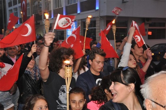 Uşak Halkı 23 Nisan'ı; Fener Alayı İle, Davul Zurna Eşliğinde Yürüyerek, Coşku İçinde Kutladı