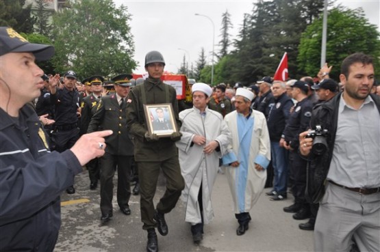 Uşak'ta mahşeri kalabalık şehidini toprağa verirken adeta bağrına bastı!