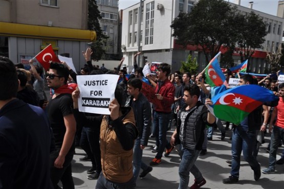 Azeri Öğrenciler Azerbaycan'daki Şehitlerini Andı!