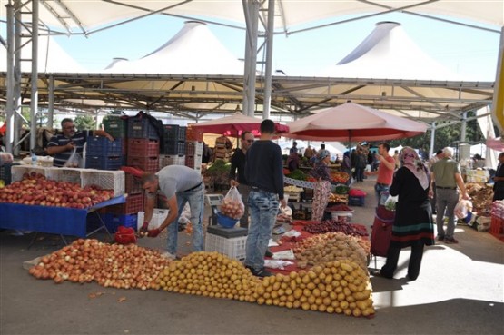 Belediye Başkan Vekili Hakan Uludağ Cumartesi günü pazar yok dedi, ne esnaf dinledi ne de halk!