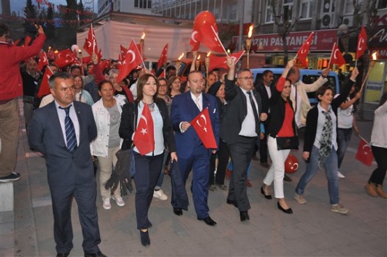 Uşak Halkı 23 Nisan'ı; Fener Alayı İle, Davul Zurna Eşliğinde Yürüyerek, Coşku İçinde Kutladı