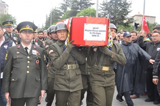 Uşak'ta mahşeri kalabalık şehidini toprağa verirken adeta bağrına bastı!