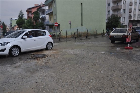 Belediye Başkanı gülücükler saçadursun; şehir resmen dökülüyor!