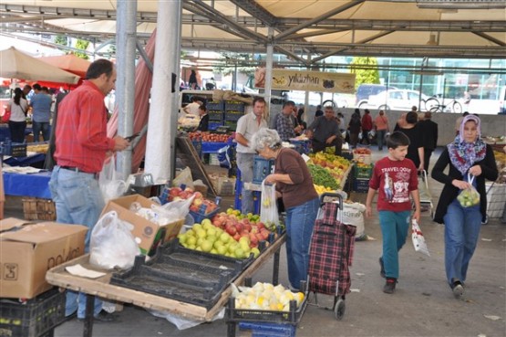 Belediye Başkan Vekili Hakan Uludağ Cumartesi günü pazar yok dedi, ne esnaf dinledi ne de halk!