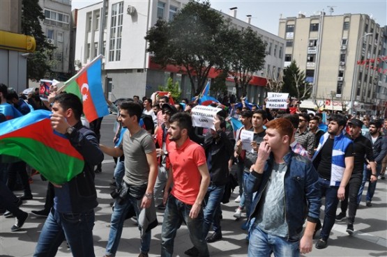 Azeri Öğrenciler Azerbaycan'daki Şehitlerini Andı!