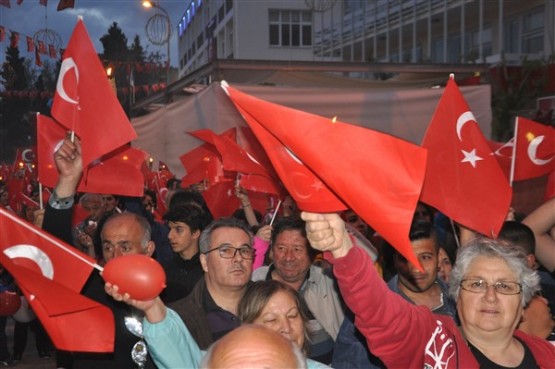 Uşak Halkı 23 Nisan'ı; Fener Alayı İle, Davul Zurna Eşliğinde Yürüyerek, Coşku İçinde Kutladı