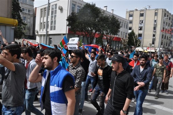 Azeri Öğrenciler Azerbaycan'daki Şehitlerini Andı!