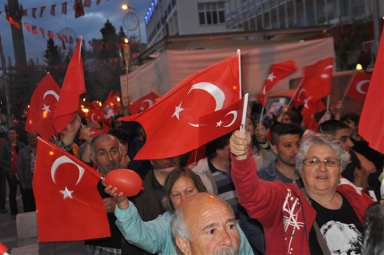 Uşak Halkı 23 Nisan'ı; Fener Alayı İle, Davul Zurna Eşliğinde Yürüyerek, Coşku İçinde Kutladı