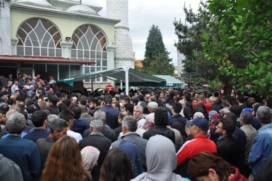 Uşak'ta mahşeri kalabalık şehidini toprağa verirken adeta bağrına bastı!