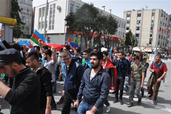 Azeri Öğrenciler Azerbaycan'daki Şehitlerini Andı!