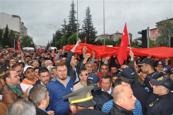 Uşak'ta mahşeri kalabalık şehidini toprağa verirken adeta bağrına bastı!