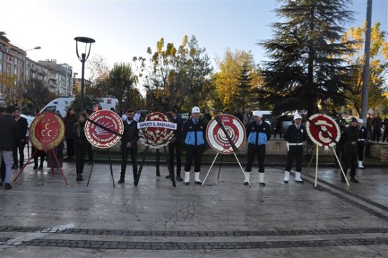 Ulu Önder Atatürk, Uşak'ta törenle anıldı!