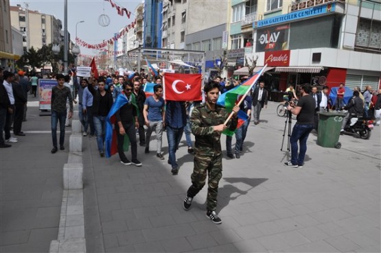 Azeri Öğrenciler Azerbaycan'daki Şehitlerini Andı!